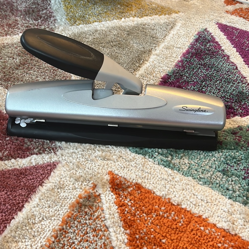 Hole punch - Picture 2 of 4